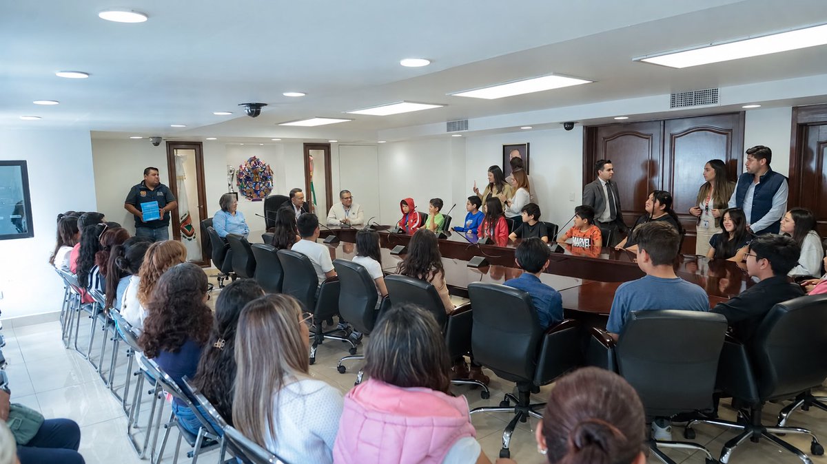 FerFlores_Emp's tweet photo. Seguimos celebrando los logros de nuestras niñas y niños 🎓

Continuamos con la entrega de tabletas a las y los alumnos que recién se graduaron de las primarias Gustavo Baz Prada y Cuauhtémoc. Espero que esta herramienta los acompañe en la nueva etapa que está por comenzar.

Les deseo mucho éxito en todo lo que viene.
¡Muchas felicidades!