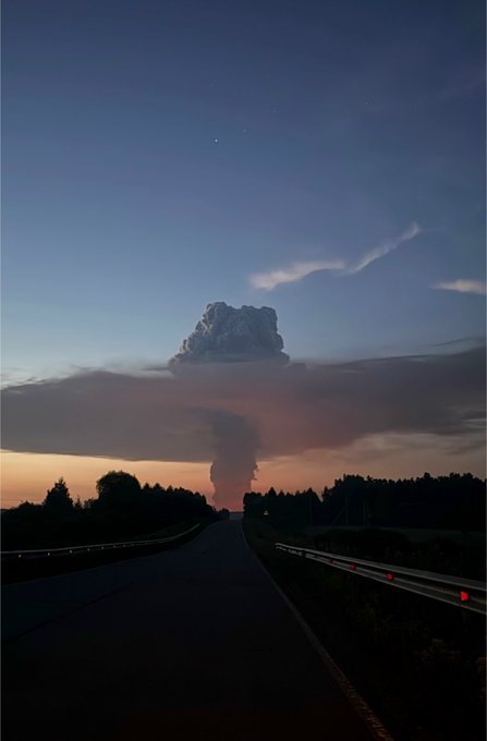 osint42's tweet photo. 🚨 JUST IN: Ukrainian attack drones have struck another Wildberries distribution center, this time in Aleksin, Russia, with the facility reportedly catching fire following the strike. https://t.co/zodU4JPiNY