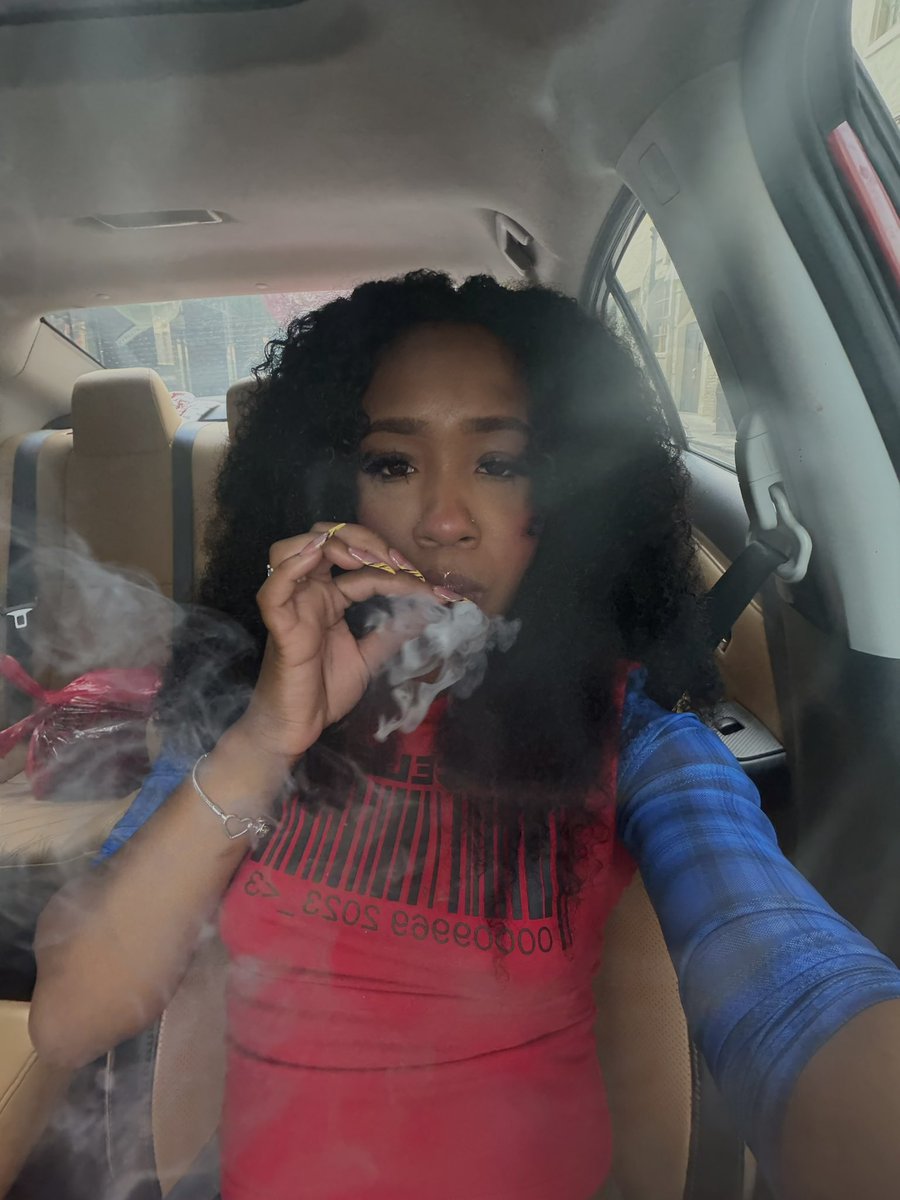 aamaaree2's tweet photo. I got my own blunt my nigga u can roll yo shit up tho https://t.co/f99wB0xAI1