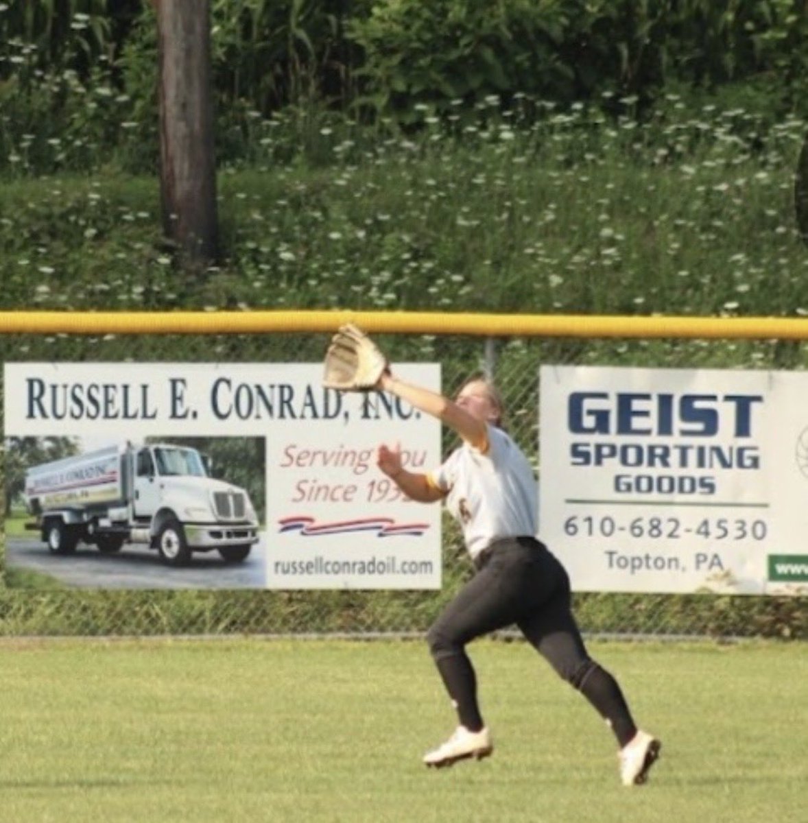 sczornomor2028's tweet photo. Track that! Sun, dirt, and an awesome summer season. #SummerSoftball https://t.co/CU4Y7GwnYB