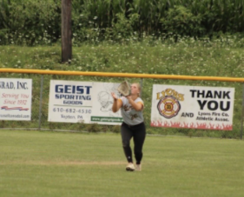 sczornomor2028's tweet photo. Track that! Sun, dirt, and an awesome summer season. #SummerSoftball https://t.co/CU4Y7GwnYB