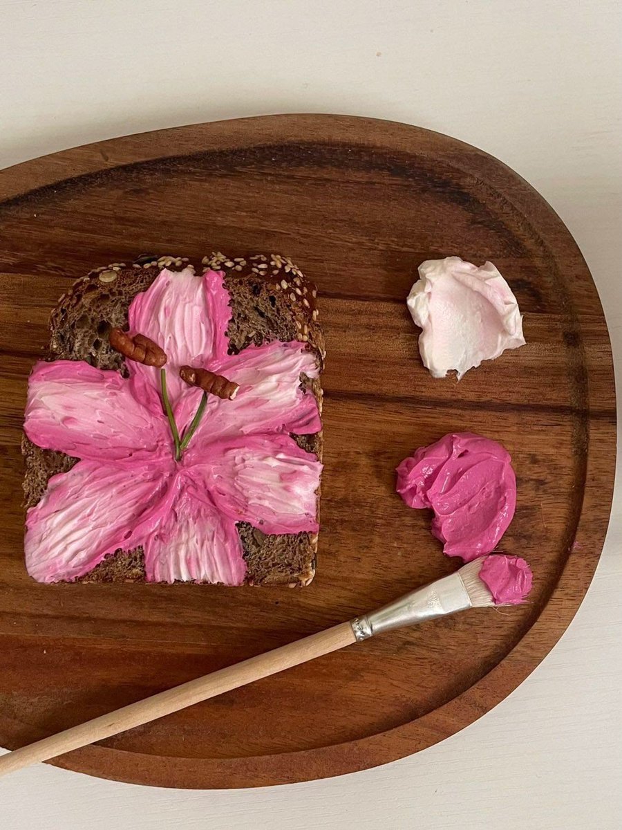 seraphicxc's tweet photo. Bread adorned with lilies https://t.co/mNR46n89yR