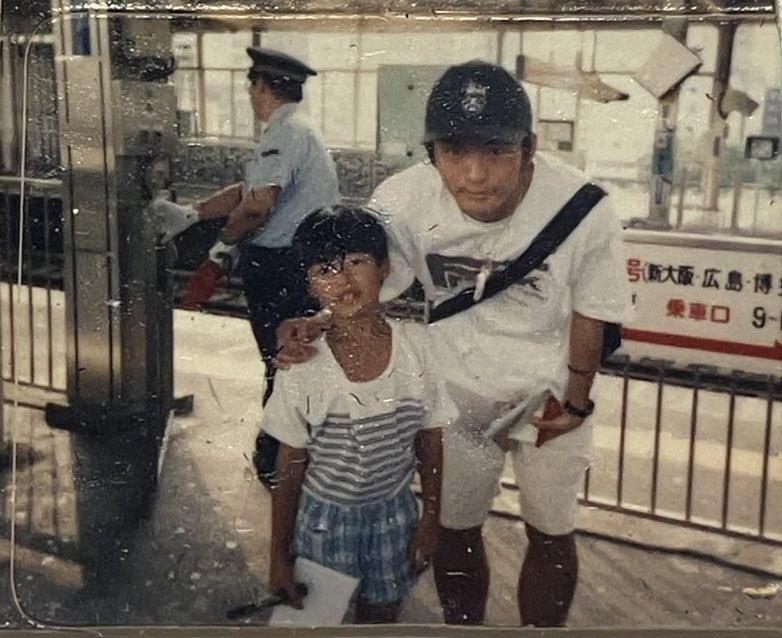 itetsuya1's tweet photo. マリノスファミリーのみなさま、
これからご一緒できることを本当に楽しみにしています！

横浜で生まれ育ててもらい、夏休みになると毎週のように獅子ヶ谷の練習場へ行き、川口能活選手の練習を見ていたことを今でも覚えています。

子どもの頃に憧れたクラブとご一緒できることを、とても嬉しく思います。

夢と希望を届け続けるマリノスの力に、私たちも少しでも貢献できるよう全力で取り組んでいきます。

これからよろしくお願いいたします！
写真は小学生の頃の思い出のものです！

#fmarinos 
#横浜Fマリノス