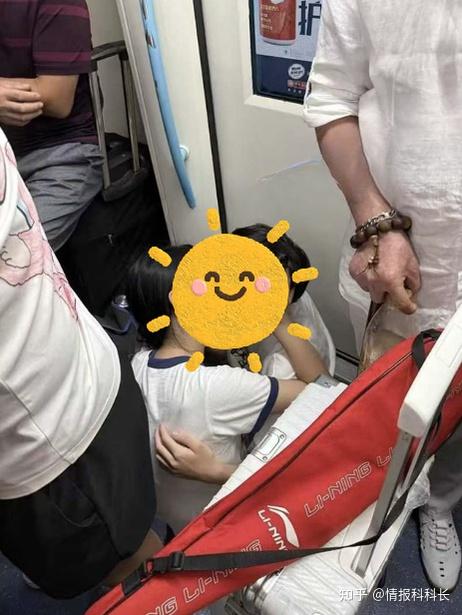 ericking000's tweet photo. 今天和你挤在同一件卫衣里分吃一碗热汤面，风好像都变甜啦。， https://t.co/fqaRU1pDNU