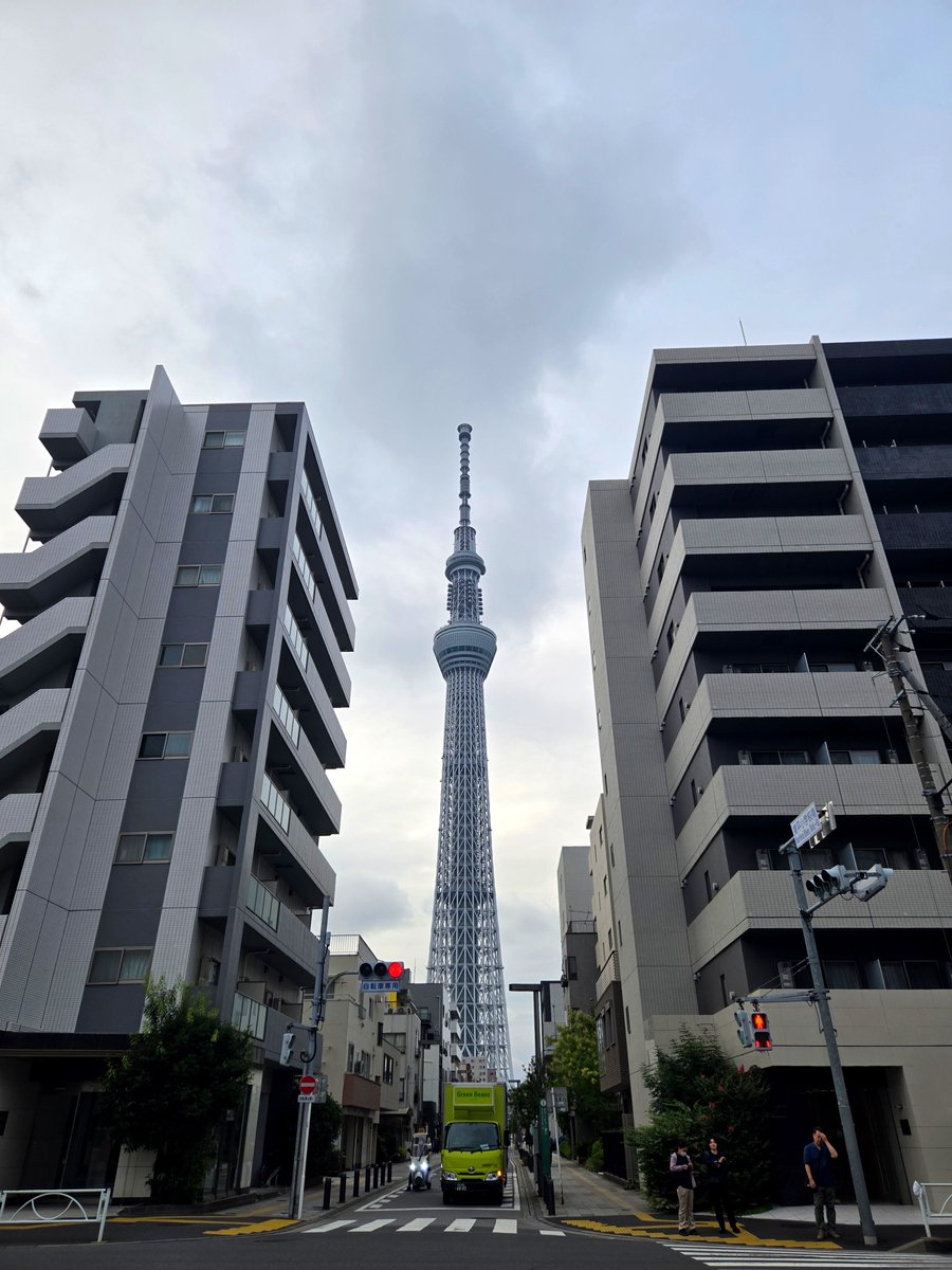 relaxwaha's tweet photo. おはようございます。

連休ゆっくりできました。
さて、後半の連休まで頑張りますか。
そろそろお盆突入でちょいビビり中。

本日ちょびっと空き有ります。

スカイツリーって近くで見ると
本当に巨大ですよね。
『うわっでかっすごー』って
毎回言う。 https://t.co/dcHpY2ipMl