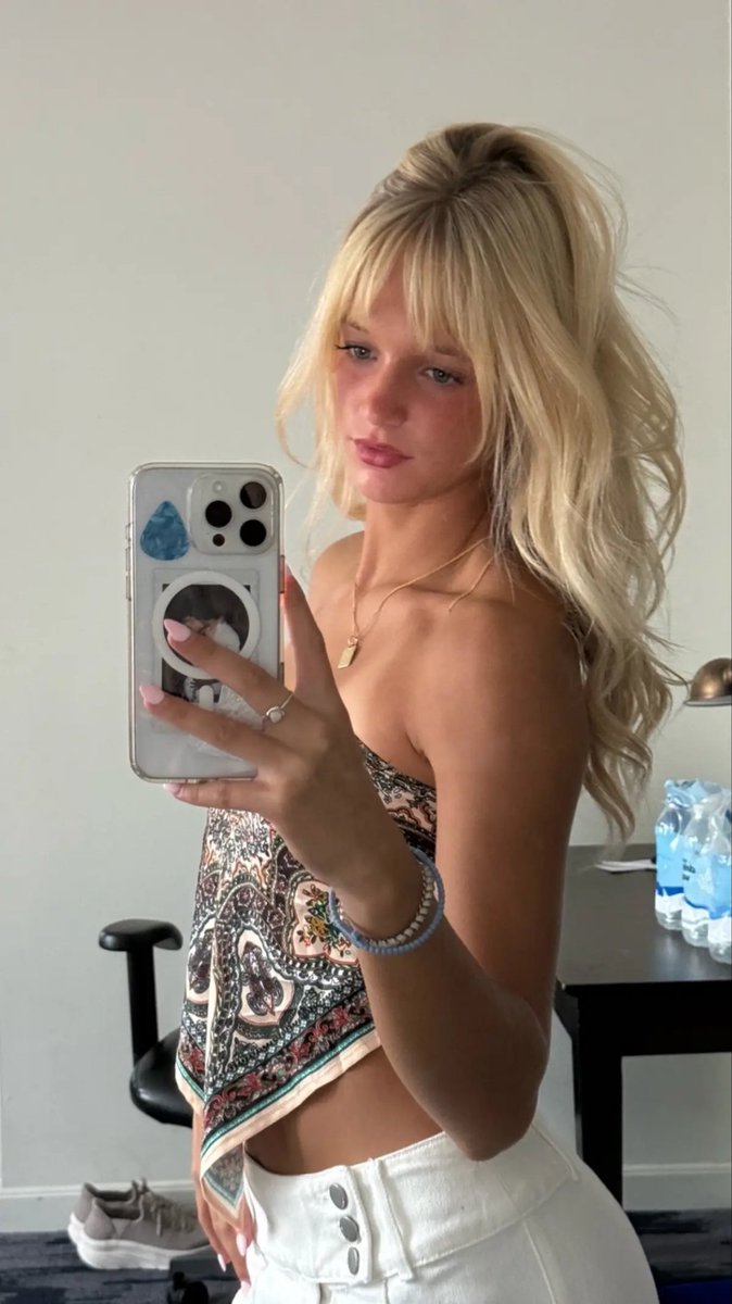 NatGooner69's tweet photo. Fucking hell Natalie is just so fucking perfect😍🥵 https://t.co/X0iTUsefLg