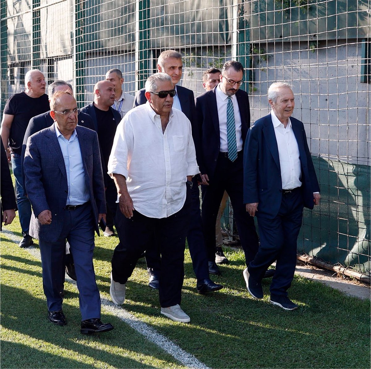mediafener0's tweet photo. 79 yaşına yaklaşmış bir Fenerbahçeli…

Karizmasıyla hâlâ gündem olabiliyor. Mahmut Uslu'ya bu sene çok ihtiyacımız var. 🧿 https://t.co/kUwcEA39p5