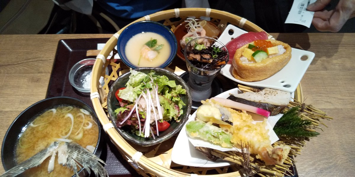 tecchan509's tweet photo. 先日、妻の誕生日。ランチで祝う。飲まぬ妻を前に私はビール。和食を堪能。食後、妻の一言「美味しかったね」。良し、良し、めでたし、めでたし！
かくして我が家は今日も、事も無し。 https://t.co/pCg4ruxGD9