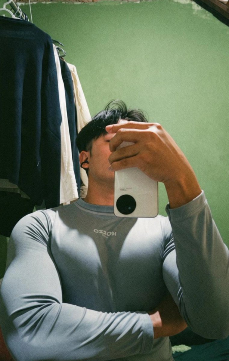 xean_oem's tweet photo. New Ai trend huhuu.... 
My body is still too lacking to look like that😃 https://t.co/VZEk8dukuP