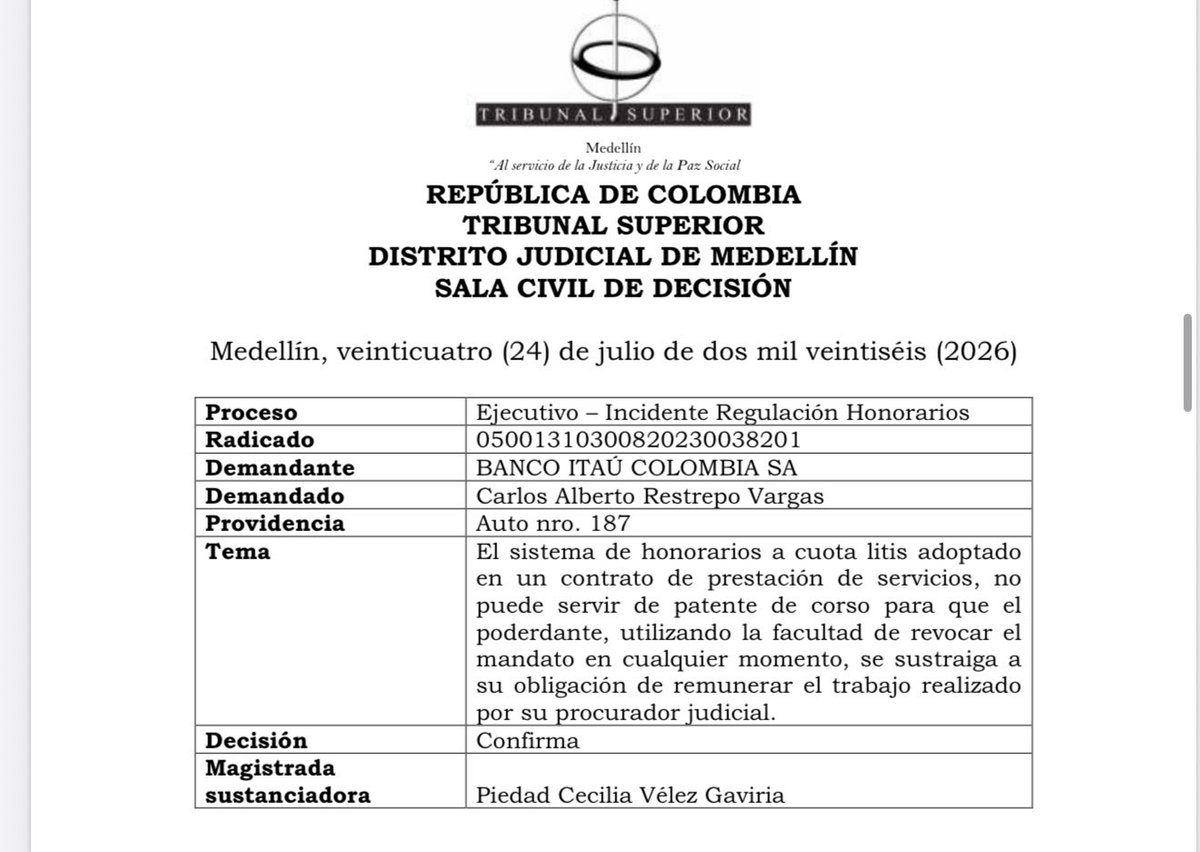 jairoparrac's tweet photo. CUOTA LITIS Y REVOCATORIA DEL MANDATO. TSM: Cuando los honorarios se pactan a cuota litis, el abogado asume el riesgo de no recibir remuneración si el resultado del proceso es adverso. Sin embargo, ese riesgo no se extiende al supuesto en que el mandante, sin incumplimiento del apoderado, revoca unilateralmente el poder antes de que culmine la gestión. En ese evento, la labor profesional realizada no se vuelve gratuita.

Por ello, si el contrato no establece con claridad cómo liquidar los honorarios cuando la revocatoria ocurre antes de obtenerse un recaudo cierto, el juez puede acudir, conforme al artículo 76 del CGP, a los criterios previstos para la fijación de agencias en derecho. Lo contrario permitiría que el mandante utilizara la revocatoria del poder para sustraerse del pago del trabajo efectivamente desarrollado.

Comparto el criterio de la decisión. El pacto de cuota litis supone que el abogado asume el riesgo de no recibir honorarios cuando el proceso no tiene un resultado favorable; ese es precisamente el riesgo propio de esta modalidad de remuneración. Sin embargo, resulta distinto que el mandante revoque unilateralmente el poder, sin existir incumplimiento del apoderado, y pretenda que toda la gestión realizada quede sin remuneración. Ello desnaturalizaría el equilibrio contractual y abriría la puerta para utilizar la revocatoria del mandato como un mecanismo para eludir el pago del trabajo profesional ya ejecutado. En esos eventos, la labor desarrollada debe ser justamente remunerada, aun cuando el contrato no haya previsto expresamente la forma de liquidar los honorarios frente a esa hipótesis.