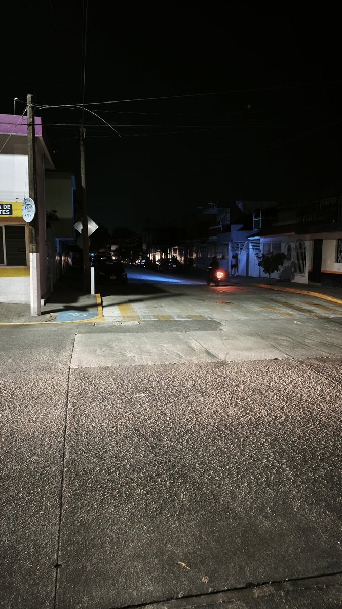 kikeramos's tweet photo. Atención @CFEmx en Los Laureles 1 de #Tapachula  #Chiapas más de 100 familias no tienen energía eléctrica desde hace más de 15 hrs El calor insoportable y la comida se empieza a descongelar. Personal vino, tomó fotos y se fue. Urge atención. https://t.co/6YNw6OMGzy