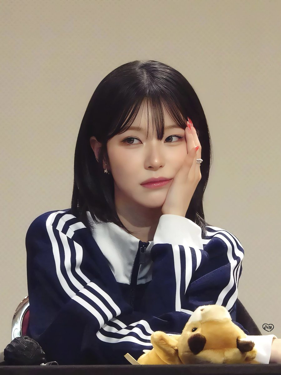 0417lov's tweet photo. 260730 아디다스 잘 어울린다 선배님 너무 이뻐 #백지헌 #프로미스나인 #BAEKJIHEON #fromis_9 https://t.co/Yuf0FWLLac