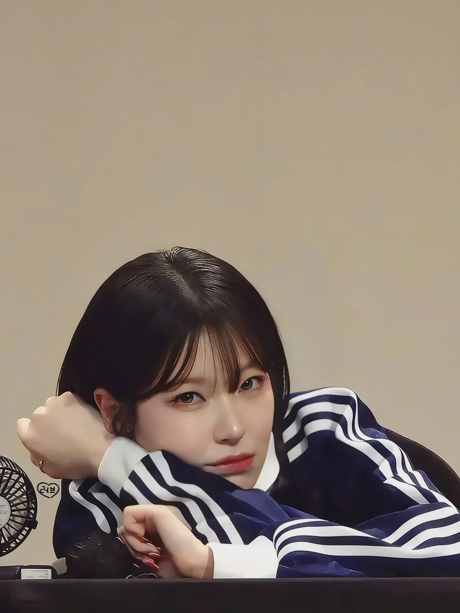 0417lov's tweet photo. 260730 아디다스 잘 어울린다 선배님 너무 이뻐 #백지헌 #프로미스나인 #BAEKJIHEON #fromis_9 https://t.co/Yuf0FWLLac