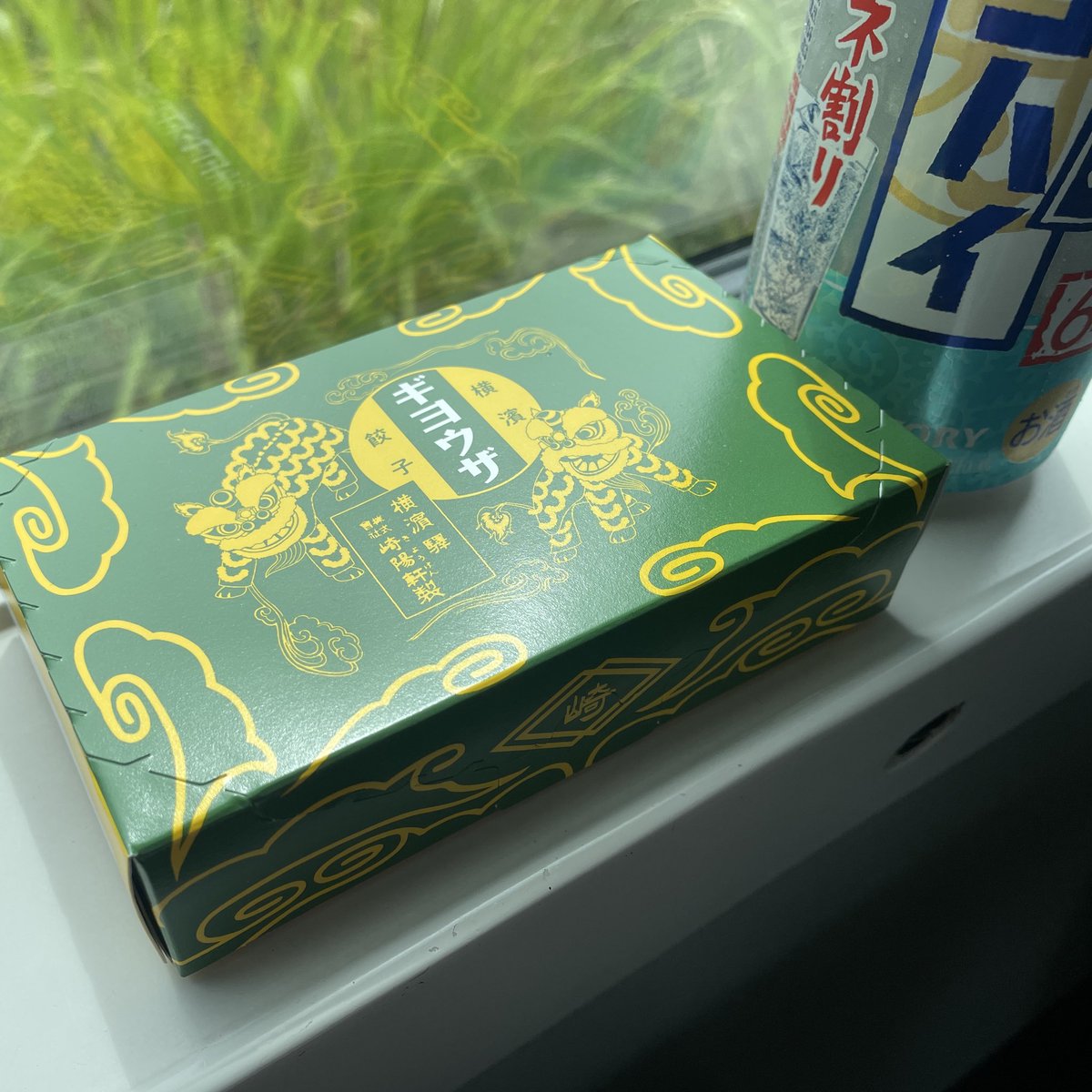 paricco's tweet photo. 恥ずかしながら、崎陽軒からギョウザが出てたの知らなかった。サイズはシウマイと同じで、肉ゴロゴロで、にらとにんにく、たれの柑橘味がかなりパンチある。だけど食べるときの感覚はいつものシウマイで、不思議な美味しさ。酒のつまみ力はこちらのほうが高いかも。 https://t.co/WasBhBMeeD