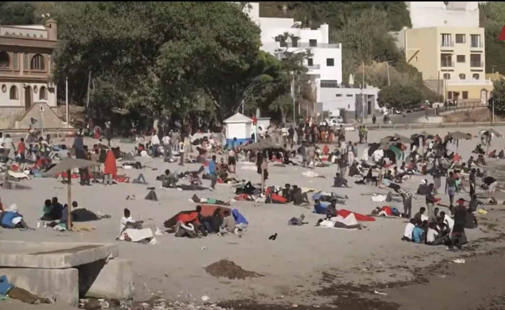 anadebande's tweet photo. La playa de Sánchez acordonada por 60 agentes y con una exclusión marítima más grande que el espigón del Tarajal. 

La playa de Ceuta sigue abandonada con miles de inmigrantes. https://t.co/QKdWop08As