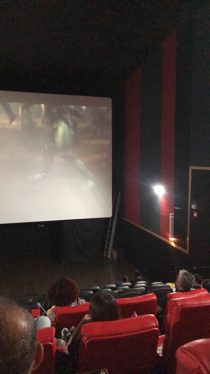 Peacemaker_tr's tweet photo. @cineshow uma escada de metal ao lado da tela, mesmo com a luz apagada atrapalha a imersão, né ???? https://t.co/0oASWpt8Jv