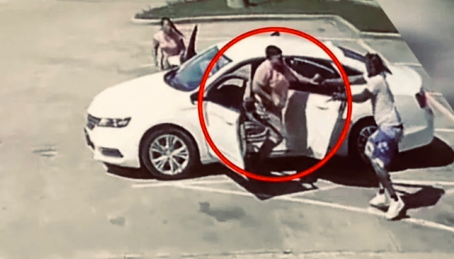 Luna_Jones79's tweet photo. Do you support this father shooting and k*lling an illegal immigrant trying to carjack his vehicle with his wife and kids inside and faces 
NO CHARGES? https://t.co/QYDcvy9Kwt