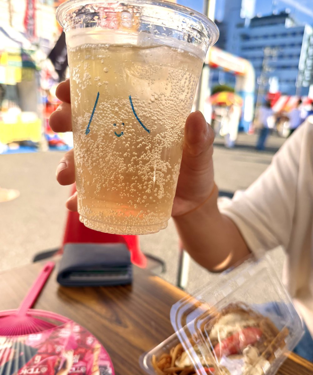 kkmrku's tweet photo. 1日だけ休みだったから今年は無事行けた
疲れと睡眠不足の中、初っ端🍺やらかしで倒れて(普通に転んだ)道端で爆睡して常に抱えられながら過ごしてたからあんまり記憶ない瀕死状態でも写真だけは撮ってて草 https://t.co/AcAh2xfpvj