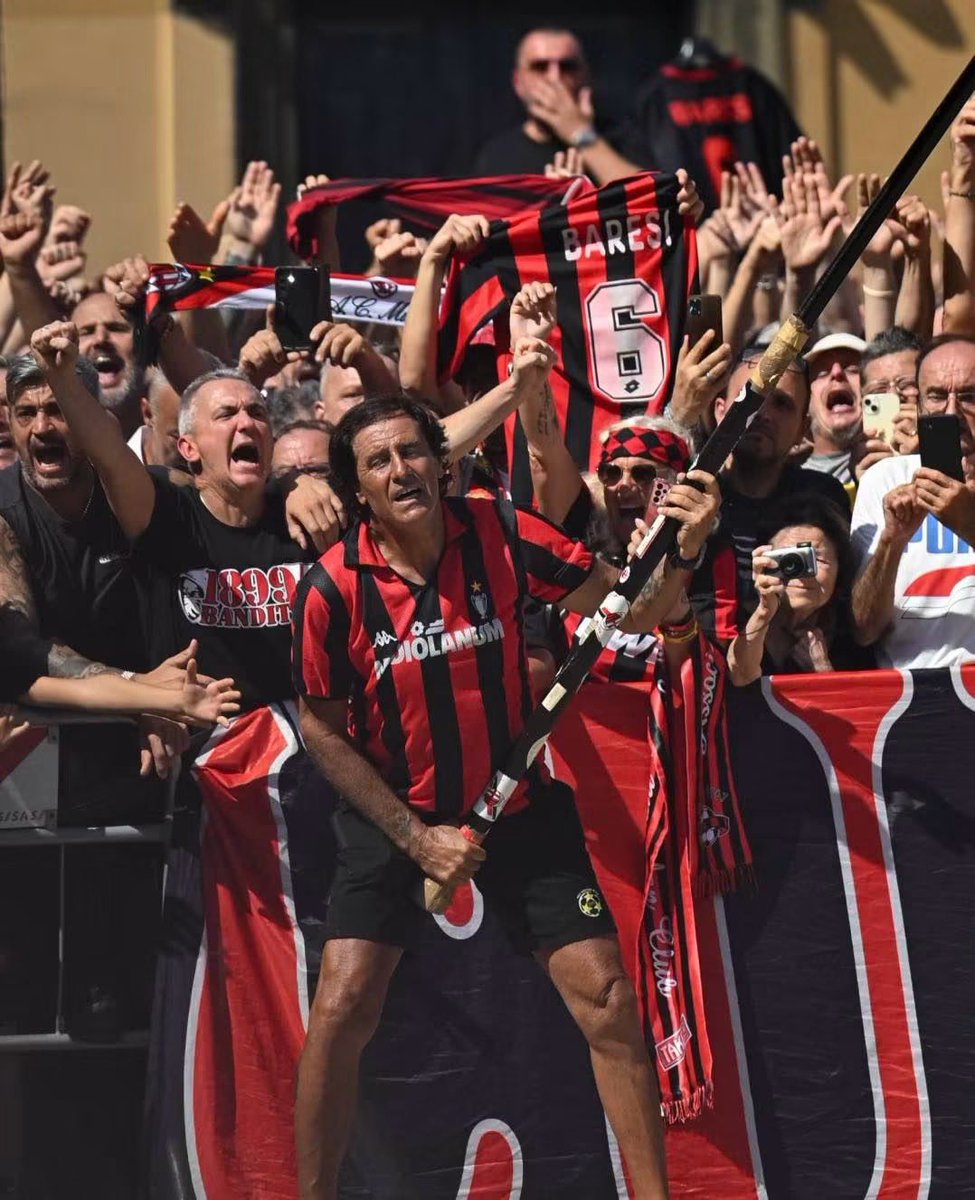 dougbagleyfdl's tweet photo. A beautiful photo. The pain, the grief, the passion and the love for Franco Baresi. Riposa in pace. Il Capitano c'è solo il Capitano il Capitano c'è solo Il Capitano! https://t.co/HkbBUpLeNs