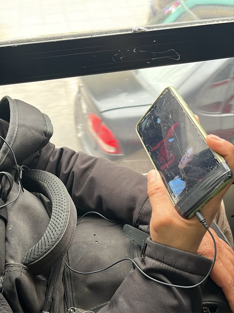 camdbtl's tweet photo. gaste 40 lucas en el cine para terminar viendo spider man en el celular de un ciruja en el bondi https://t.co/LnHiicTzWb
