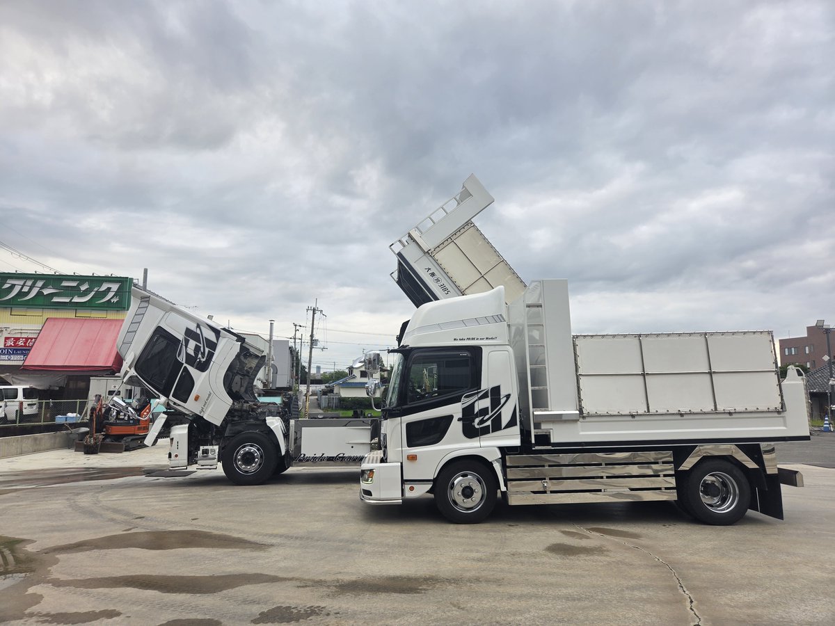 Danpoo_jp's tweet photo. ４t·１０t同じ形のダンプ‼️
サイドは少し違うけど〜

ハイルーフに出っ歯。
現場に行くにはもっとも
適していないダンプw

見映えを取るか。
���率性を取るか。

皆は？どっち派？？ https://t.co/Ui4dYjtG3I