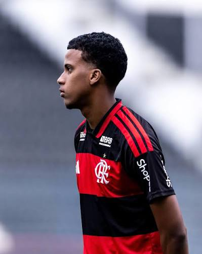 Oledagavea's tweet photo. ⚠️ O Flamengo negocia a saída de dois atletas da base.

Kaio Nóbrega, de 19 anos, está encaminhado ao Estoril, de Portugal, com contrato até 2029. 

O clube mantém 30% dos direitos e não recebe valores pela transferência.

Já Alan Santos recebeu sondagens de três clubes europeus. Ainda não há proposta oficial, mas as conversas seguem em andamento.

🗞️ @geglobo 
📸 Flamengo