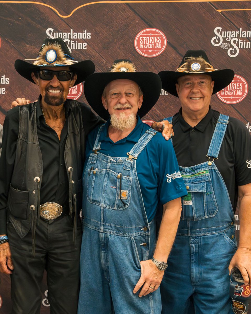 SugarlandsShine's tweet photo. From the racetrack to the stillhouse, legends have a way of finding each other.
Come meet @therichardpetty , Mark & Digger this Friday from 1-3 p.m. at our Gatlinburg Distillery.
Grab a jar, get an autograph, snap a photo and make a little history of your own.
#SipsUp https://t.co/tE1pPsrzS3