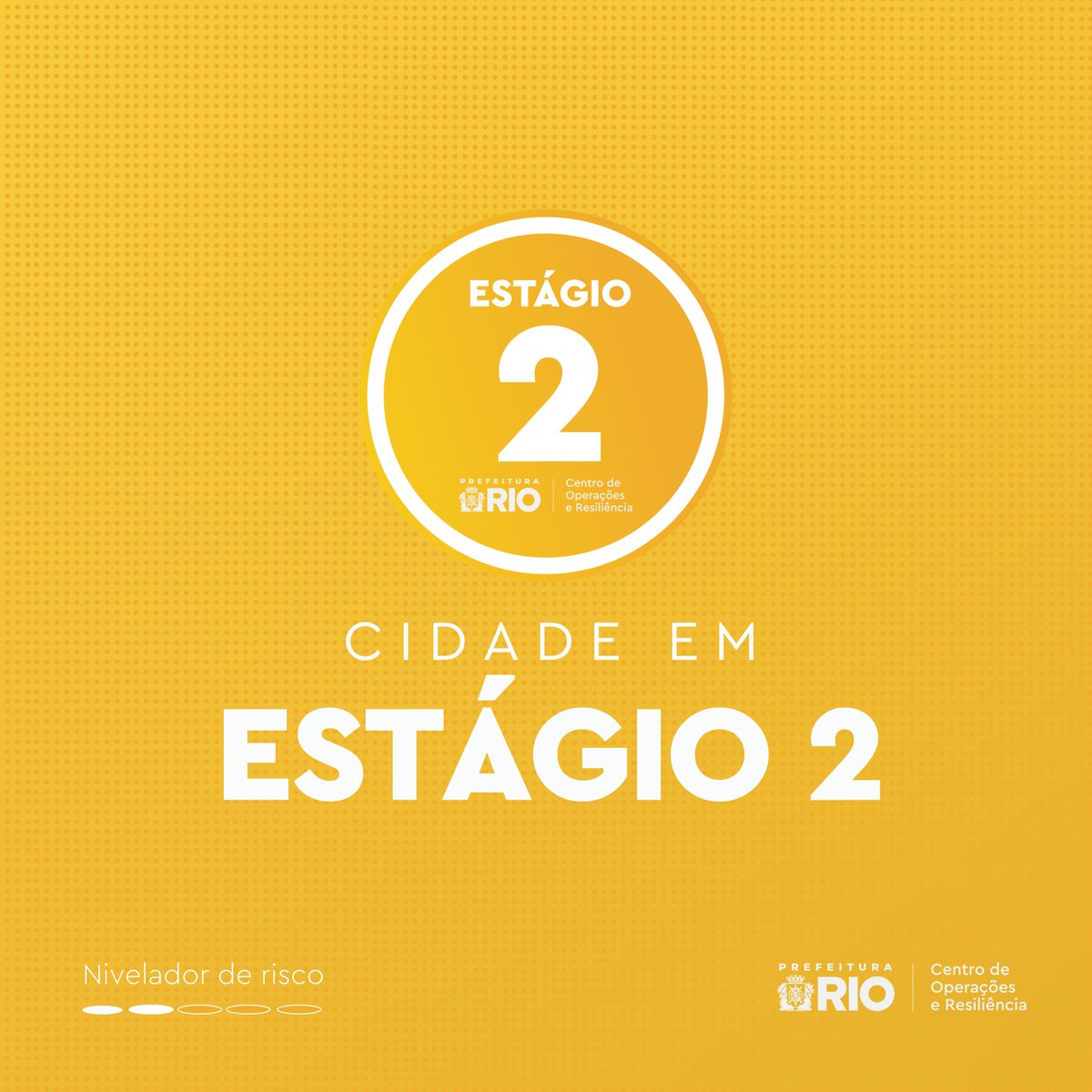 OperacoesRio's tweet photo. MUNICÍPIO DO RIO DE JANEIRO ENTROU EM ESTÁGIO 2 ÀS 19H00 DESTA TERÇA-FEIRA, DIA 4 DE AGOSTO DE 2026

O Centro de Operações e Resiliência da Prefeitura do Rio (COR-Rio) informa que o município do Rio de Janeiro entrou em ESTÁGIO 2 às 19h00 desta terça-feira, dia 4 de agosto de 2026, devido à previsão de ventos moderados a pontualmente fortes, com rajadas de até 76 km/h, entre a manhã e a tarde desta quarta-feira (5/8), principalmente na Zona Oeste e em áreas litorâneas da cidade.

*Previsão meteorológica para os próximos dias*

Ainda de acordo com o Alerta Rio, na quarta-feira (5/8) um sistema de alta pressão influenciará o tempo na cidade. Os ventos estarão moderados (entre 18,5 km/h e 51,9km/h) com rajadas de vento forte de forma pontual (entre 52 km/h e 76 km/h), principalmente na manhã e tarde. Haverá predomínio de céu parcialmente nublado e não há previsão de chuva. A umidade relativa do ar poderá apresentar valores entre 20% e 30% no período da tarde.

Na quinta-feira (6/8), a atuação de áreas de instabilidade influenciará o tempo. Os ventos estarão moderados (entre 18,5 km/h e 51,9km/h). O céu estará parcialmente nublado a nublado e há previsão de chuva fraca isolada na tarde/noite.

Na sexta-feira (7/8), áreas de instabilidade associadas à aproximação de uma frente fria, no final do dia, influenciarão o tempo no Rio. As rajadas de vento poderão atingir intensidade forte (entre 52 km/h e 76 km/h) a muito forte (acima de 76 km/h) a partir da manhã, com diminuição no período da noite. Há previsão de céu parcialmente nublado a nublado com chuva fraca isolada no período da noite. A umidade relativa do ar poderá apresentar valores entre 20% e 30% no período da tarde.

No sábado (8/8), devido à passagem rápida desta frente fria, há previsão de céu nublado a parcialmente nublado com chuva fraca isolada no período da madrugada na cidade do Rio. Os ventos estarão moderados (entre 18,5 km/h e 51,9 km/h).

A comunicação sobre a previsão do tempo é feita por meio de boletins meteorológicos, divulgados quatro vezes ao dia, no site do COR-Rio e nas redes sociais (@operacoesrio).

A cidade do Rio está em Estágio 2, o segundo nível em uma escala de cinco, e significa que há risco de ocorrências de alto impacto na cidade. Há possibilidade de nova mudança de estágio devido à chuva e/ou outros fatores.

*RECOMENDAÇÕES*

– Mantenha-se atento e acompanhe a previsão do tempo do Alerta Rio e suas atualizações; 
– Informe-se por meio dos canais de comunicação oficiais do COR;
– Todos os cidadãos devem se cadastrar no serviço de alertas da Defesa Civil via SMS. Basta enviar o CEP de casa para o nº 40199, por mensagem de texto. É gratuito!
– Baixe o aplicativo do https://t.co/2S1TVBNExP, disponível para Android (https://t.co/EAt7DNnPli) ou iOS (https://t.co/0rA7hdRCka )
– Se necessário, use os telefones de emergência 193 (Corpo de Bombeiros) e 199 (Defesa Civil).

Saiba mais sobre os estágios operacionais: https://t.co/lADCczNDWn

Acompanhe notícias em tempo real em https://t.co/DaWpXYPDLT