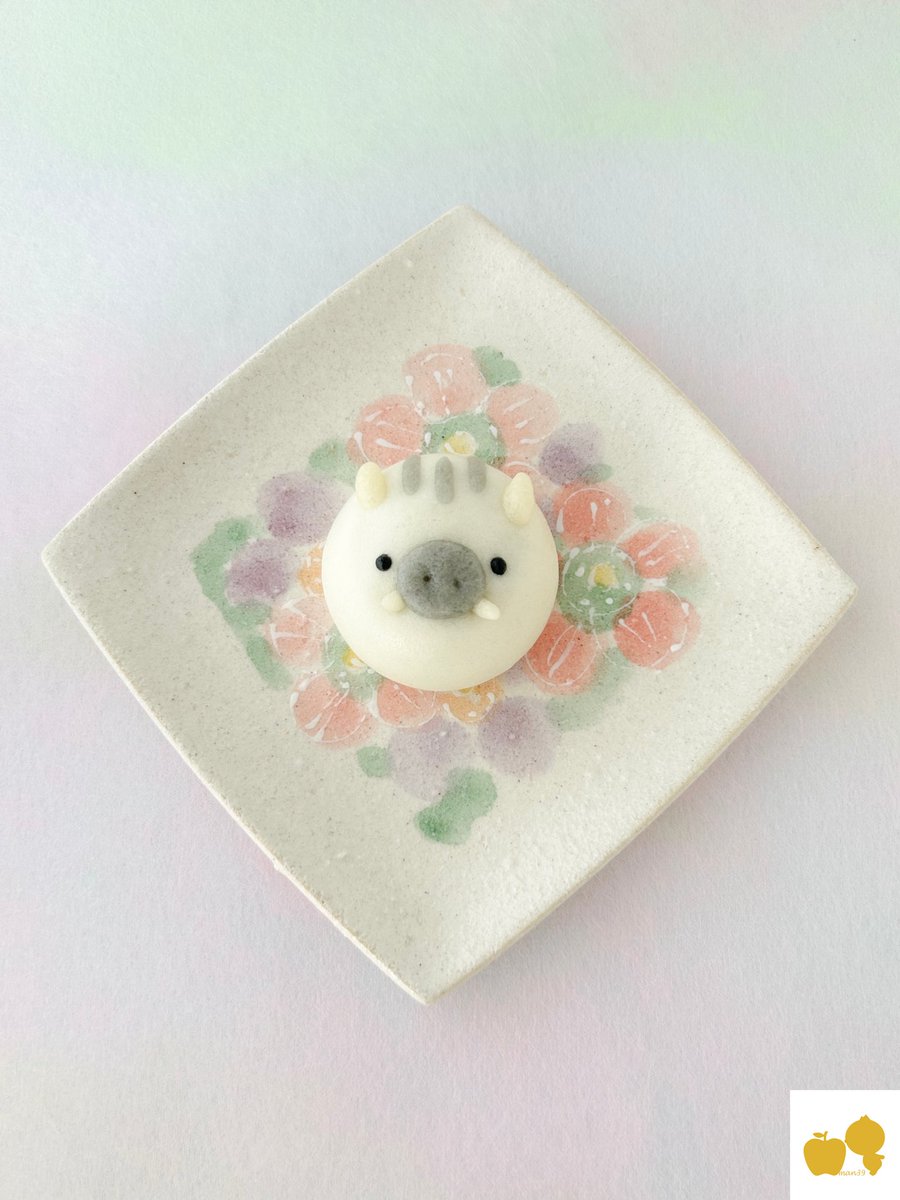 okashi_mansaku's tweet photo. この投稿が誰かの小さな癒しになりますように🌿

【8月5日（水）】

旧暦6月23日
辛亥｜仏滅

【水曜日は心を軽くする言葉】

週の真ん中。
心も少し、力を抜くころ。

おはようございます☀
今日もころんと、まんまるな仲間たち♪
イノシシまんじゅうです♡

イノシシも、まあるくなって
ひと休みしています🐗

お誕生日を迎えた皆さんへ🎂
そっと「おめでとう」を送ります。
生まれてきてくれてありがとう💐

今日も笑顔いっぱい楽しい一日を😊♪