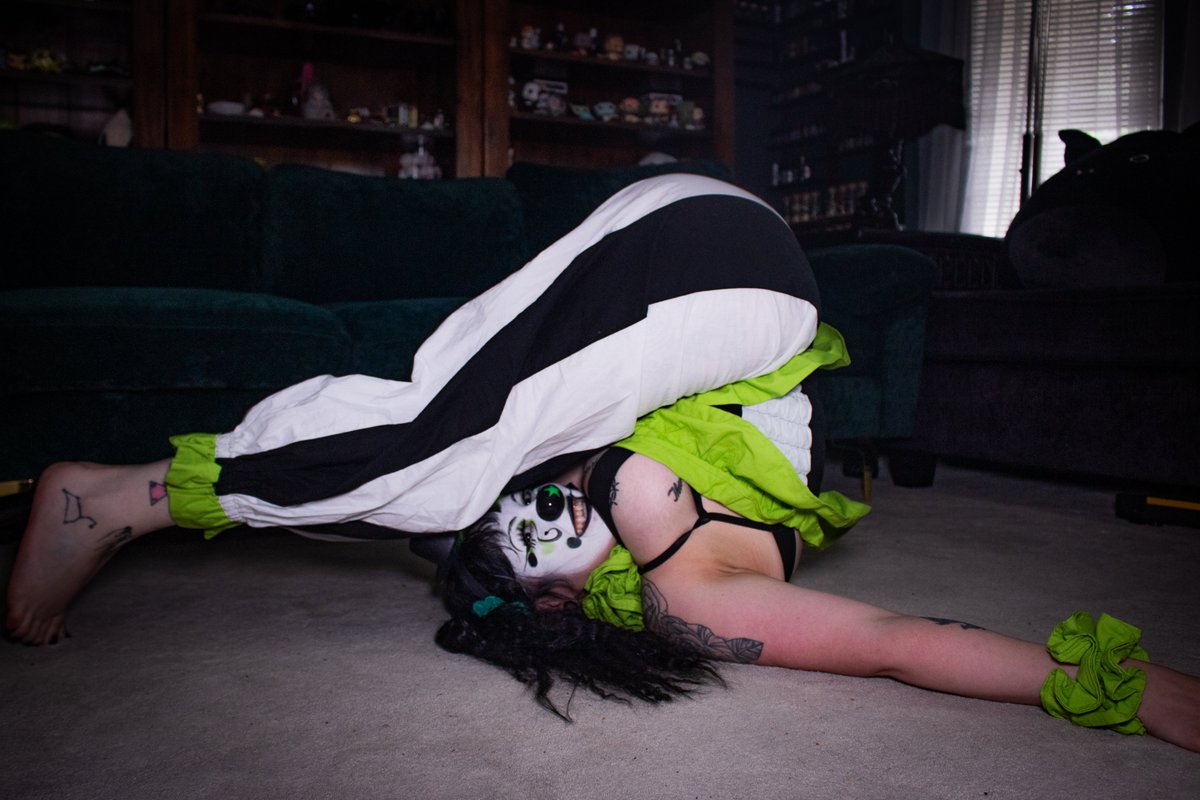 GoodBeanEm's tweet photo. National #clown week continues!
#clownmakeup #flexible #clowning #silly https://t.co/l2Dsv4cIvk
