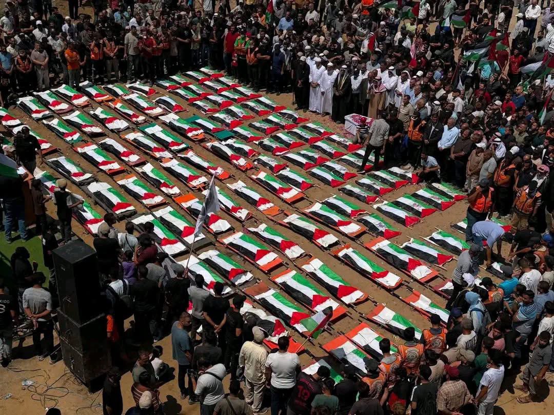 alyelbassel's tweet photo. عارفين إيه اللي حصل النهاردة؟

اليوم تم دفن أكتر من 112 شهيدًا في عْزة الحَبيبة!

مكنتوش تعرفوا صح؟
ماهو أصل مفيش تغطية إعلامية ، كلهم شهىداء!

لازم تتكلم عنهم من تاني ، الأمر يزداد سوء والعالم بأكمله لا يُبالي،
لهم الله..

اللّهُمَّ إِنَّا نَتَبَرَّأُ إِلَيْكَ مِنْ عَجْزِنَا💔💔

حسبنا أنها دُنيا ، ليست دارنا ولا ديارنا،
حسبنا الله ونعم الوكيل.