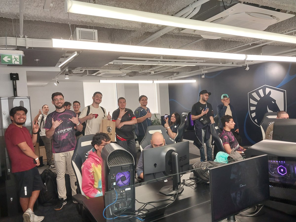 upper_esports's tweet photo. @TeamLiquidBR @BNEesports @BandaiNamcoBR Momentos dos players e visitantes chegando no AlienWare Training Facility e aproveitando a freeplay.
@BNEesports
#keepingupper #teamliquid #ewc #tekken8 #tekken https://t.co/mtrybdtaz8