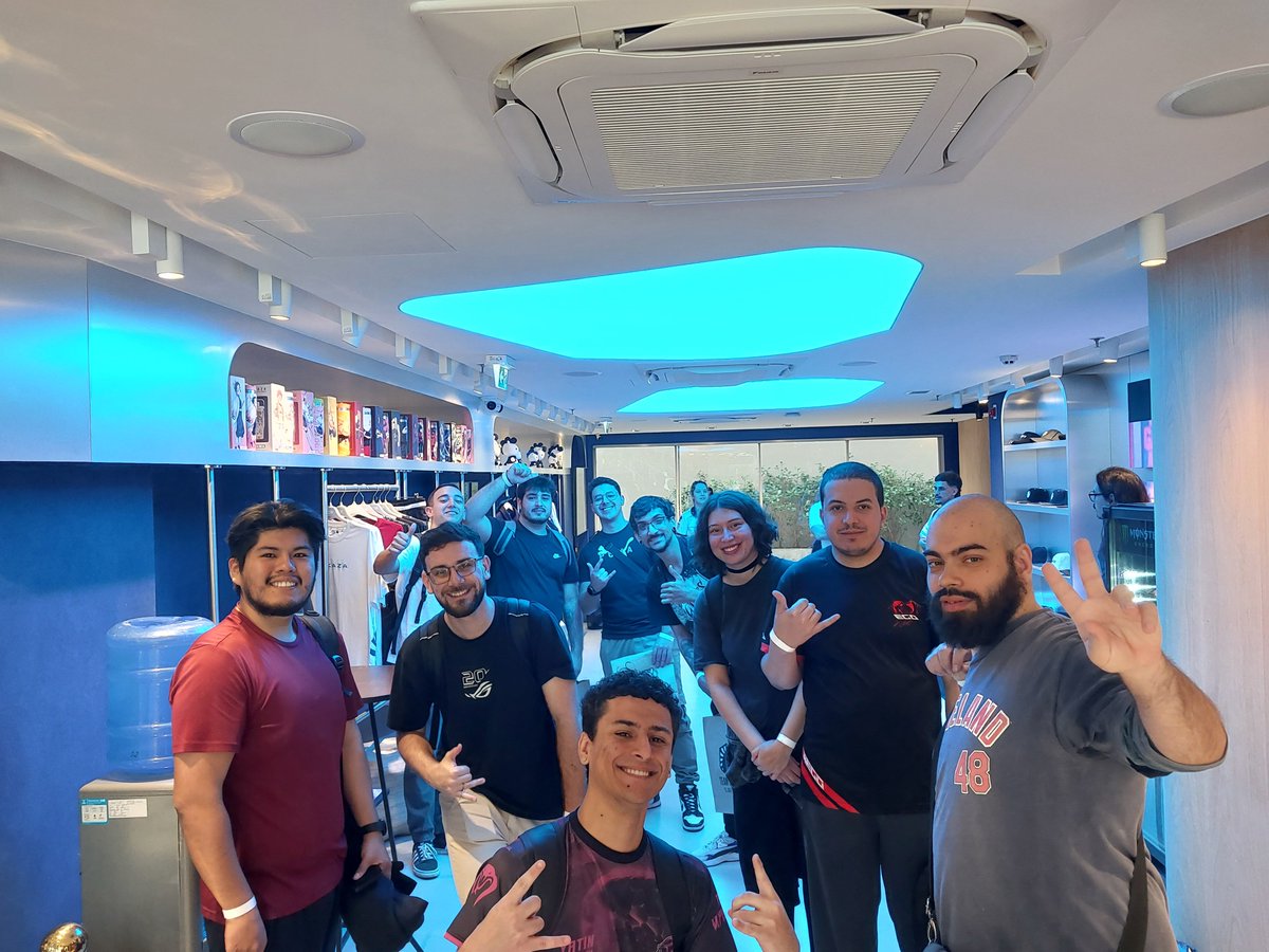 upper_esports's tweet photo. @TeamLiquidBR @BNEesports @BandaiNamcoBR Momentos dos players e visitantes chegando no AlienWare Training Facility e aproveitando a freeplay.
@BNEesports
#keepingupper #teamliquid #ewc #tekken8 #tekken https://t.co/mtrybdtaz8