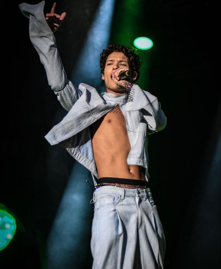 Mihaela5102's tweet photo. DAILY REMINDER‼️
to vote for Omar at Rockbjörnen awards in these categories:

💫male artist of the year
💫Swedish song of the year:A World Like This
💫Foreign Song of the year:Tempo-by Minho 
💫Fans of the year

- fans out of Sweden use a VPN
🔗https://t.co/zXzE8csbPZ https://t.co/SthRFueAkU