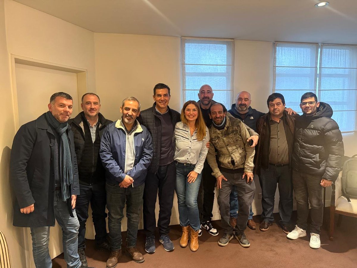 UrtubeyJM's tweet photo. Hoy nos reunimos con dirigentes gremiales nacionales y provinciales para reafirmar una convicción: la Argentina necesita un proyecto nacional que vuelva a poner a las personas en el centro, con ideas concretas, un Estado presente y soluciones para quienes más lo necesitan. https://t.co/tBWTCqTocz