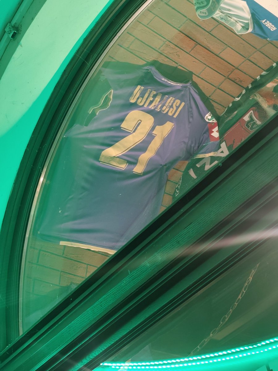 ProdensDP's tweet photo. Maglia di Ujfalyusi in un pub di Praga https://t.co/eSPbqyCUhg