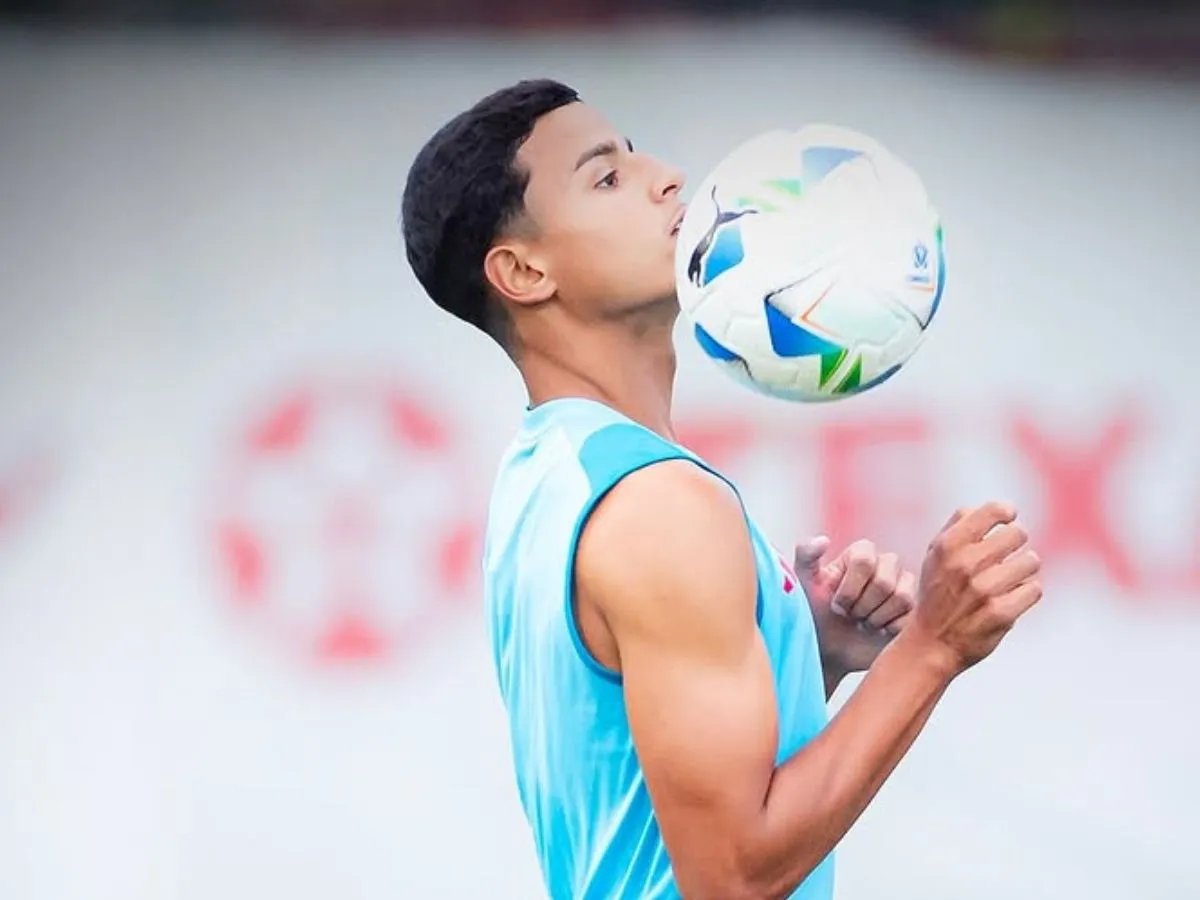 Oledagavea's tweet photo. ⚠️ O Flamengo negocia a saída de dois atletas da base.

Kaio Nóbrega, de 19 anos, está encaminhado ao Estoril, de Portugal, com contrato até 2029. 

O clube mantém 30% dos direitos e não recebe valores pela transferência.

Já Alan Santos recebeu sondagens de três clubes europeus. Ainda não há proposta oficial, mas as conversas seguem em andamento.

🗞️ @geglobo 
📸 Flamengo