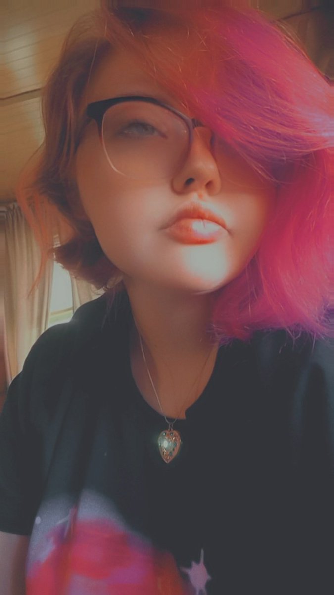 Shady_Miladys's tweet photo. Just another transmission from the attic. 📼👁️🌸
#PinkHair #Tattoo #AltGirl #CreatureCore https://t.co/2ZvO9B1d6K