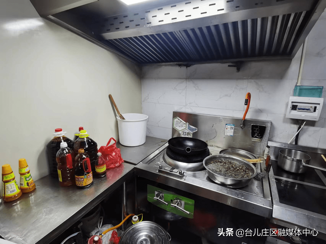 seon901202's tweet photo. 凌晨一点的小暖灯，刚焖好的糖心溏心蛋还冒著热气，熟客老冯在跟老板聊他那只跑丢的猫。， https://t.co/xOSADdAlfn