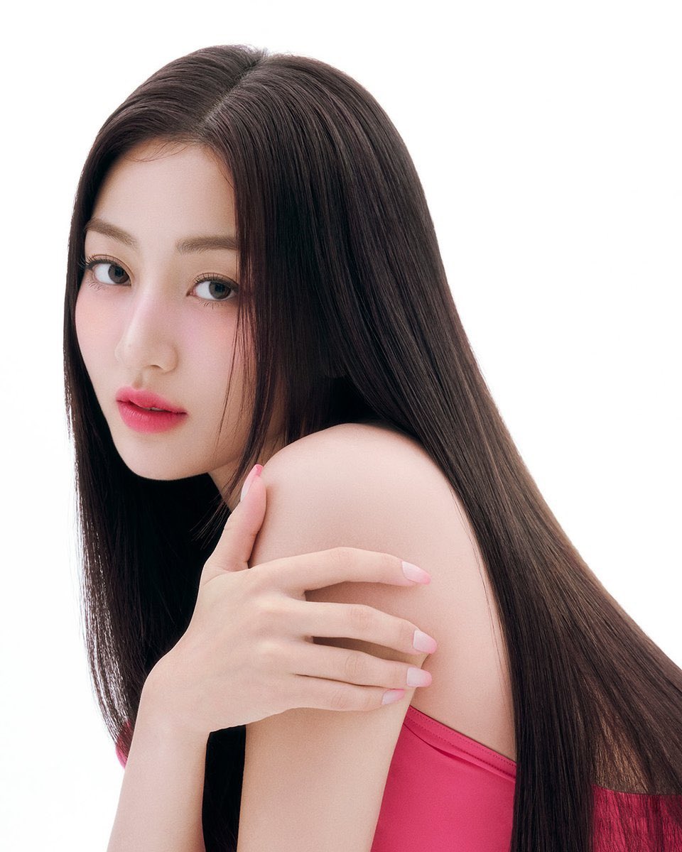 tuidenews's tweet photo. JIHYO talking about #SEOYEON

Q: If you could go back to just one day in the past, when would it be ?

JIHYO: My youngest sibling is 12 years younger than me, when she was born i held her for the first time. She was such a tiny baby, i'd like to go back to that moment.

#TUIDE https://t.co/xGJJkJrF0b