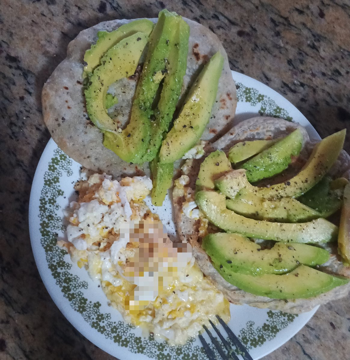 Beenekaf's tweet photo. 600/350 

Claro es un aprox d calorías, estoy priorizando no consumir carbohidratos en si. 
Tortillas hechas de avena/chía 
Ocumo (Es creo un turbeculo no c) 

Mucho aguacate pq hay un montón en casa y todos ya están listos para comer 

En lo segundo es hígado ñam¿ https://t.co/cTclWJ20ow