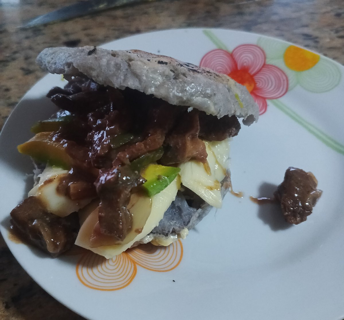 Beenekaf's tweet photo. 600/350 

Claro es un aprox d calorías, estoy priorizando no consumir carbohidratos en si. 
Tortillas hechas de avena/chía 
Ocumo (Es creo un turbeculo no c) 

Mucho aguacate pq hay un montón en casa y todos ya están listos para comer 

En lo segundo es hígado ñam¿ https://t.co/cTclWJ20ow