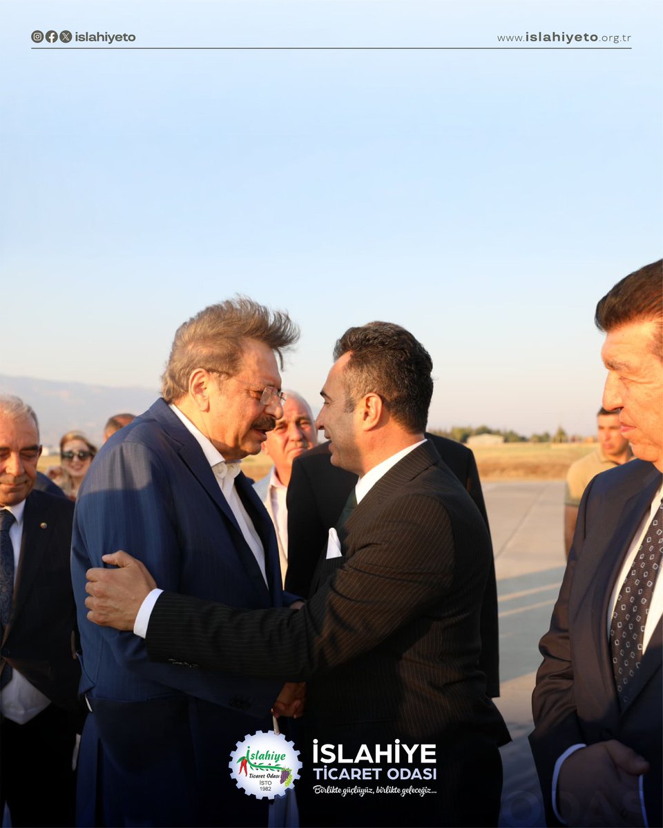 islahiyeto's tweet photo. Türkiye Odalar ve Borsalar Birliği Başkanımız Sayın M. Rifat HİSARCIKLIOĞLU’nun katılımıyla gerçekleştirilen Kahramanmaraş Ticaret ve Sanayi Odası’nın yeni hizmet binası açılış programına, Yönetim Kurulu Başkanımız Sayın Selahattin TÜRKMEN katılım sağladı.

Program öncesinde Sayın M. Rifat HİSARCIKLIOĞLU’nu Kahramanmaraş Havalimanı’nda karşılayan Yönetim Kurulu Başkanımız Sayın Selahattin TÜRKMEN, açılış programında bölgedeki Ticaret ve Sanayi Odaları ile Ticaret Borsalarının Yönetim Kurulu Başkanlarıyla bir araya geldi.

Gerçekleştirilen programda bölgesel ticaretin geliştirilmesi, iş dünyasının ortak gündemi ve ekonomik iş birliği konularında istişarelerde bulunulurken, Kahramanmaraş Ticaret ve Sanayi Odası’nın yeni hizmet binasının hayırlı olması temennisinde bulunuldu.
@RHisarciklioglu @sturkmen27 @kmtso_tr