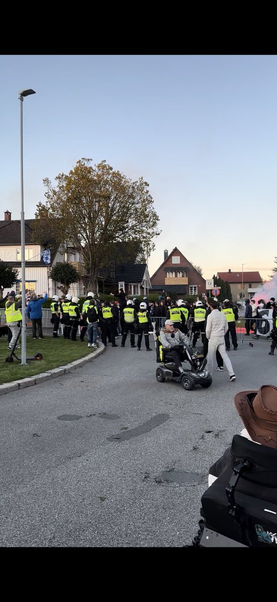 lettseier08's tweet photo. Bare nevner det. På bildet under ser du politiet som bevisst sperrer av veien Sarpsborg supporterne egentlig skulle gå under derbyet, men som de AKTIVT har sperret med gjerder og gigantiske politifolk. Hvem er problemet da? https://t.co/LjMGbBKYlu