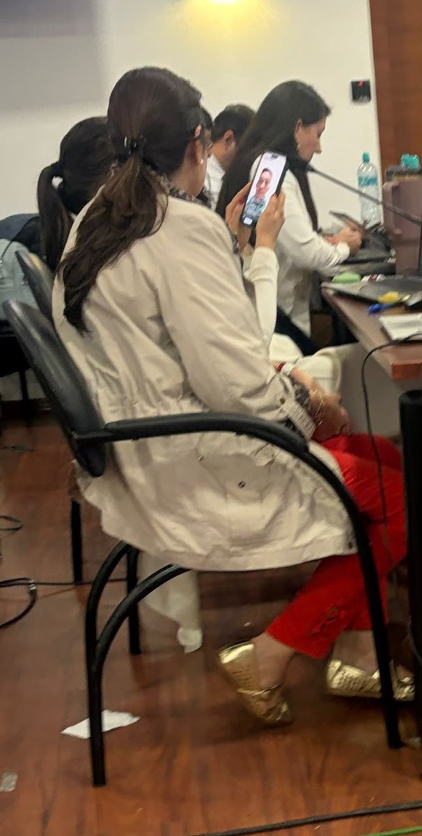 Danielsalcan_'s tweet photo. Se viralizaron en las redes sociales las fotos de la fiscal del caso Triple A, Ruth Amoroso, en plena audiencia viendo youtube. Por eso no hizo réplica ni llamó a los testigos que decía que tenía ¿No les preocupa dar alegatos ni réplicas por qué la sentencia ya está escrita? Ja! https://t.co/nWTCwtoSAr