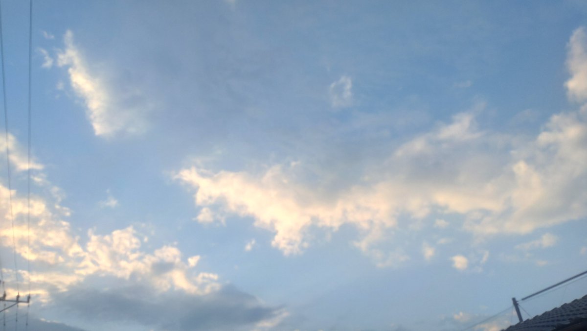 tainosukechiyo's tweet photo. 昨日いた沖縄と雲の高さが違うけど、雲だけの写真じゃ伝わらないよね🤣

 #にちほの診察室  #空が足りない https://t.co/zNodfnakAt
