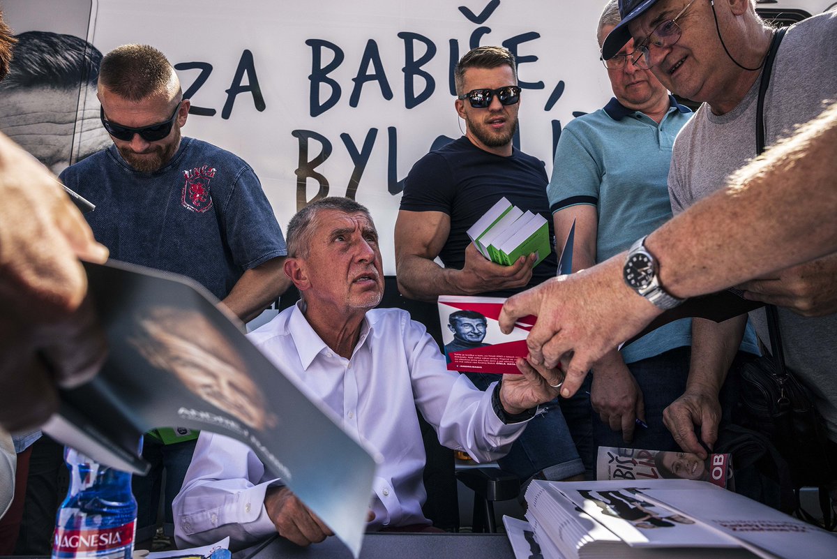 JaraEfko's tweet photo. Politika je plná idiotů, gaunerů a psychopatů ne proto, že by měli nějaké výjimečné schopnosti, ale proto, že je idioti, gauneři a psychopati volí. Nemá smysl bojovat s osobou jménem Babiš, ale s touhle primitivní zrůdou v nás, ve společnosti. On je jen zrcadlem.
@AndrejBabis https://t.co/lfzsTXx26O