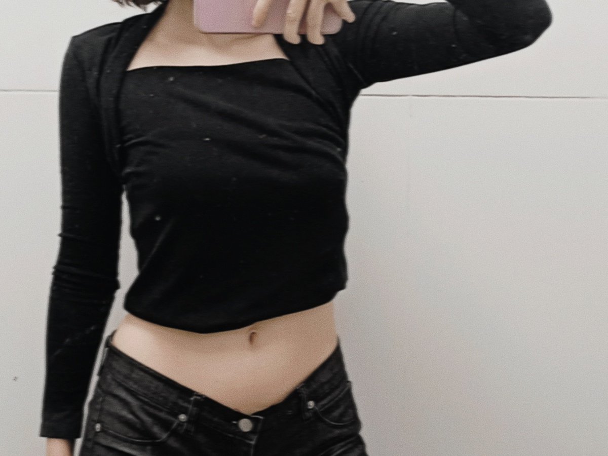 LuneSeraphelle's tweet photo. Fotos en el baño de la facultad, como siempre, lol. https://t.co/zPUG0q2fFN