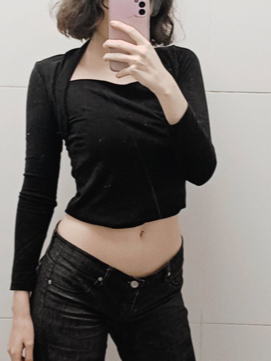 LuneSeraphelle's tweet photo. Fotos en el baño de la facultad, como siempre, lol. https://t.co/zPUG0q2fFN