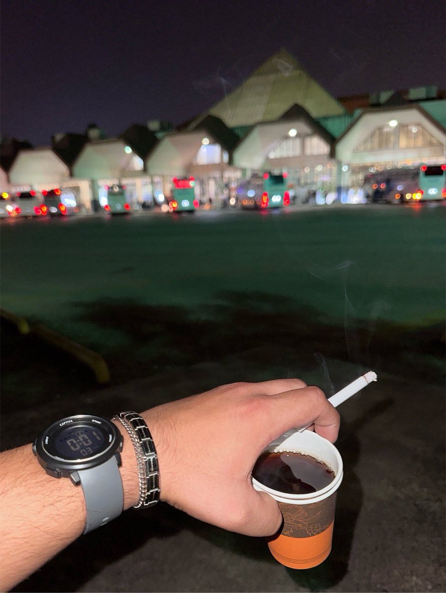 cannmert_'s tweet photo. Ozlemisimm bee valla otobus yolculugunu ve beklemeyi 🫠
(Arka planda bir caya bir sigaraya muptelayim su sira caliyor) https://t.co/mfaFIQ2MDn